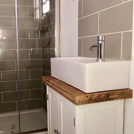 אתר קמפינג Rosemary Shepherds Hut, Clay Bank Huts *