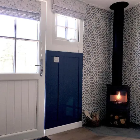 אתר קמפינג Rosemary Shepherds Hut, Clay Bank Huts