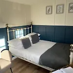 Rosemary Shepherds Hut, Clay Bank Huts * Ingleby Greenhow
